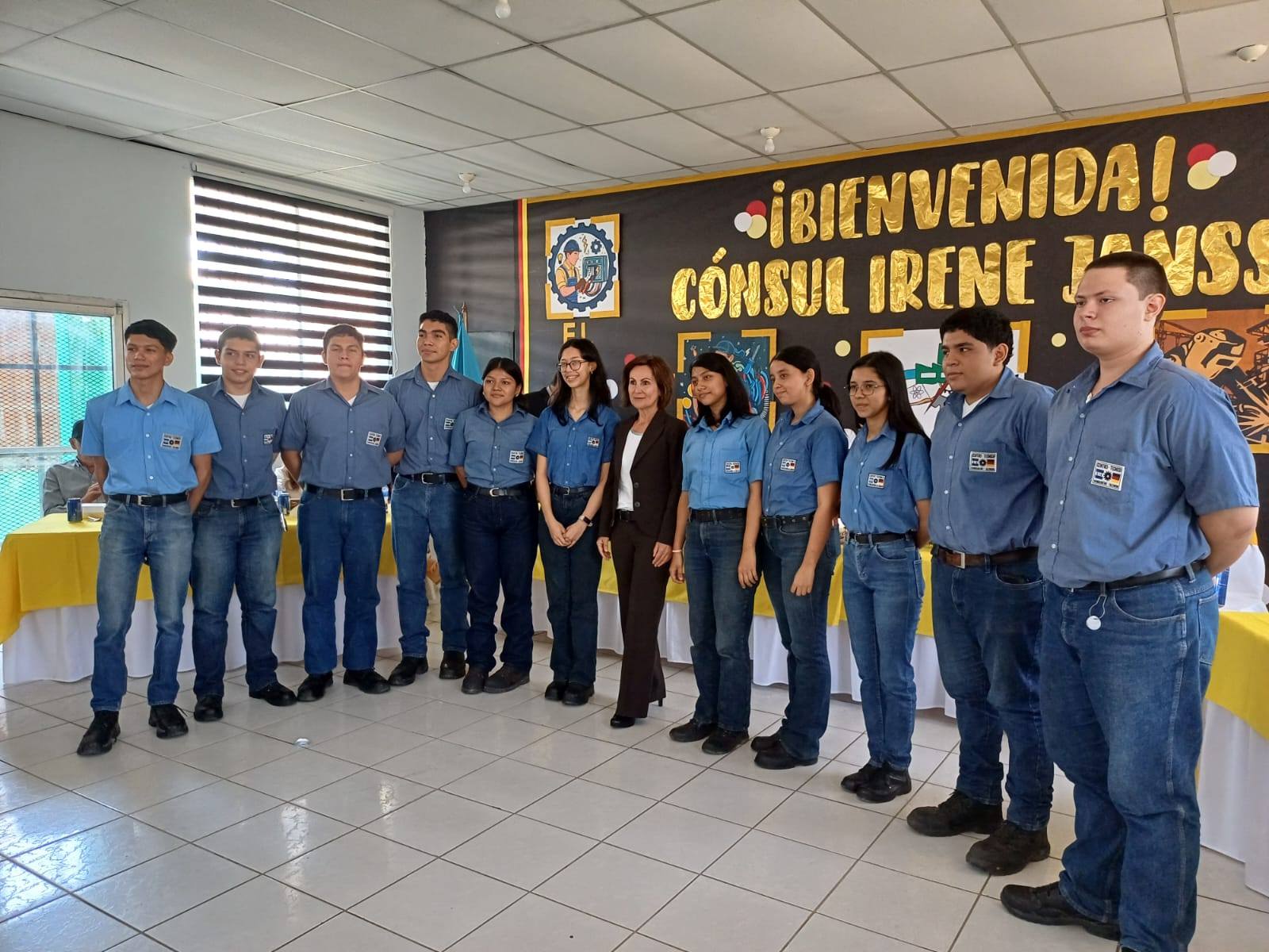 Estudiantes practicantes en Alemania del CTHA posan con Irene Janssen, en el marco de su visita al centro educativo en junio de 2025.